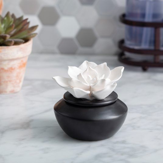 'Gardenia' - Porcelain Diffuser w/ 15ml Peppermint